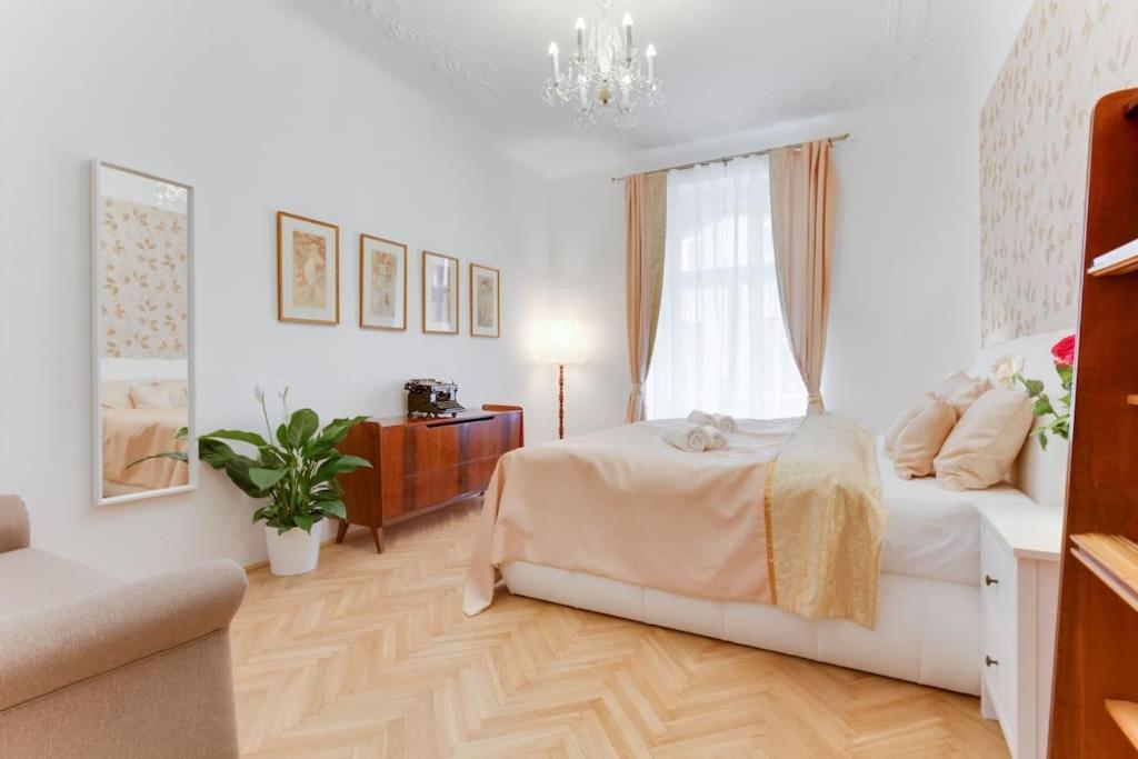 Days - 3bdr - Small Balcony - 2 Bathrooms - 90 Sqm * Prag