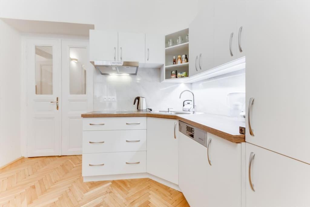 Apartment Days - 3bdr - Small Balcony - 2 Bathrooms - 90 Sqm