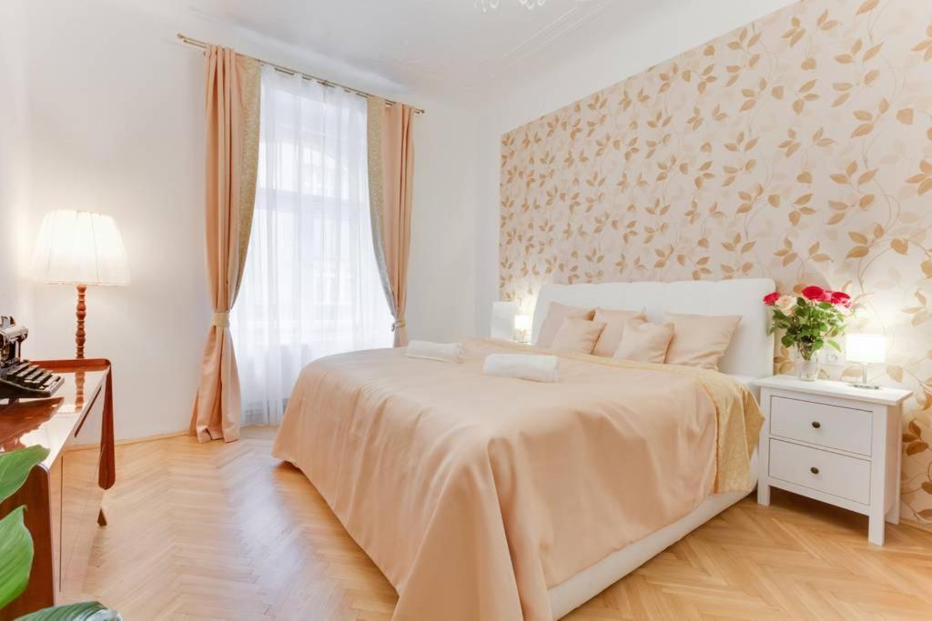 Days - 3bdr - Small Balcony - 2 Bathrooms - 90 Sqm Apartment *