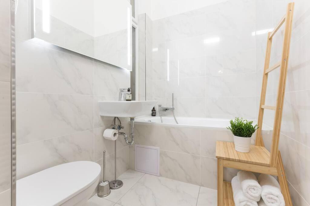 Days - 3bdr - Small Balcony - 2 Bathrooms - 90 Sqm Apartment Prague