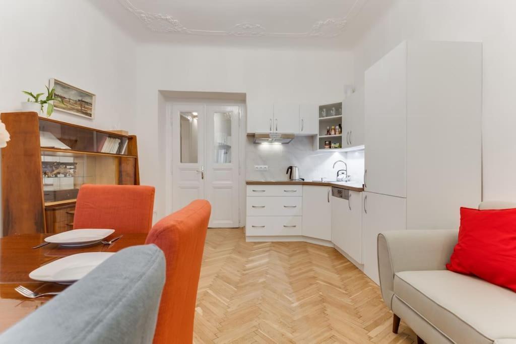 Days - 3bdr - Small Balcony - 2 Bathrooms - 90 Sqm * Prag
