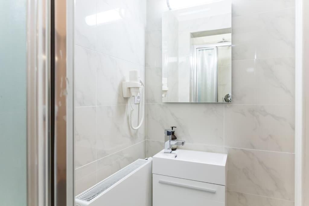 Apartment Days - 3bdr - Small Balcony - 2 Bathrooms - 90 Sqm